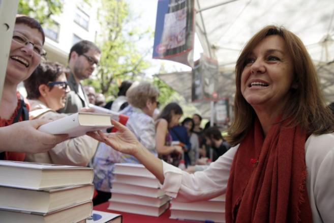 Mara Dueas firma su ltima novela en Barcelona.