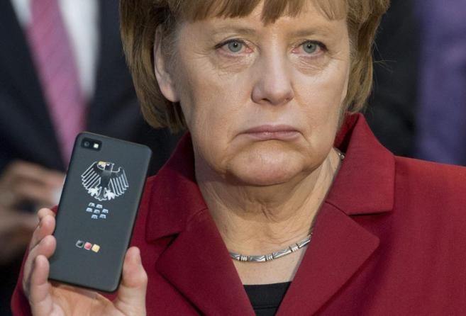 Merkel mostrando el teléfono que habría sido espiado hace dos años...