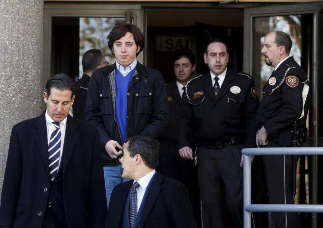 El 'pequeño Nicolás', saliendo los juzgados tras declarar.