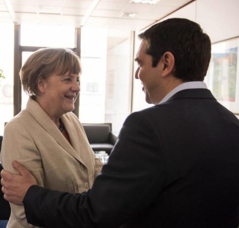 Angela Merkel y Alexis Tsipras, ayer, durante su reunión en Bruselas.
