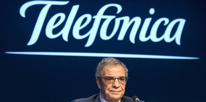 El presidente de Telefónica, César Alierta, durante una junta...
