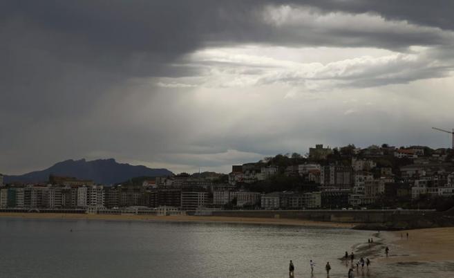 La playa de Ondarreta, en San Sebastin, cubierta por las nubes.