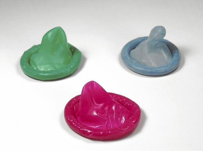 Tres preservativos de colores