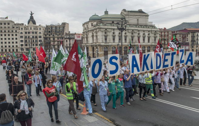Trabajadores de Osakidetza manifestndose por las calles de Bilbao.