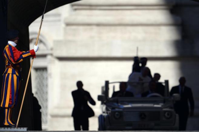 La guardia suiza vigila la llegada del Papa Francisco en El Vaticano.
