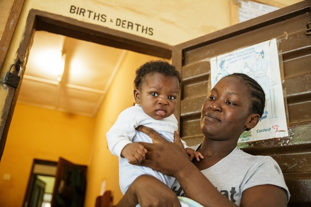 Una madre con su hijo de dos meses, enfermo de malaria,  en un centro...