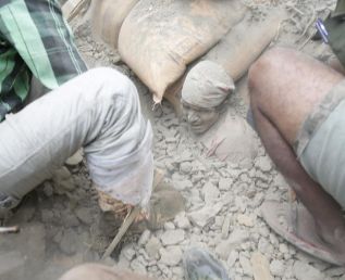 Un hombre sepultado bajo los escombros tras el sesmo. EFE