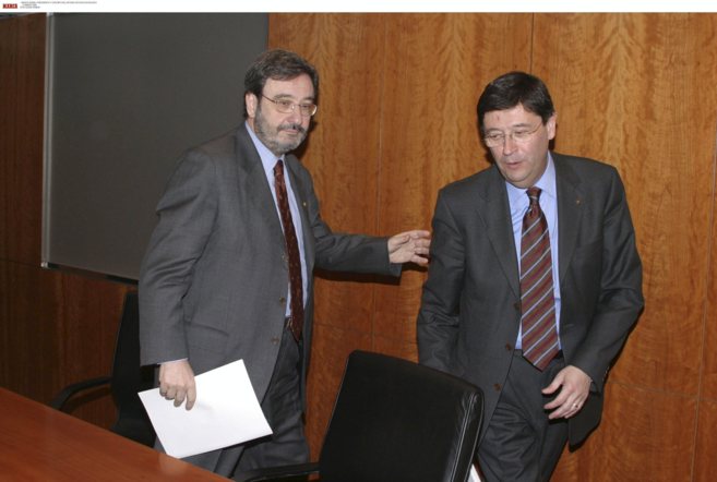 Narcs Serra, ex presidente de Catalunya Caixa, con el ex director de...