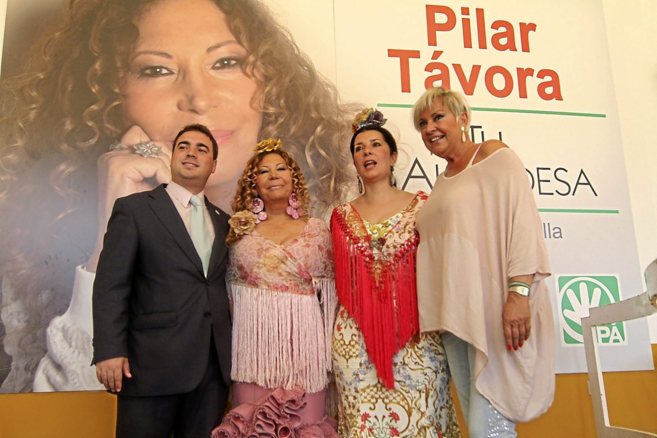 Pilar Tvora, junto con algunos miembros de su lista electoral, en la...