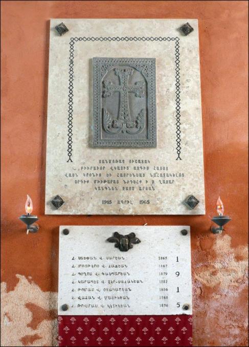 Una plaza en la puerta del monasterio recuerda el holocausto armenio.
