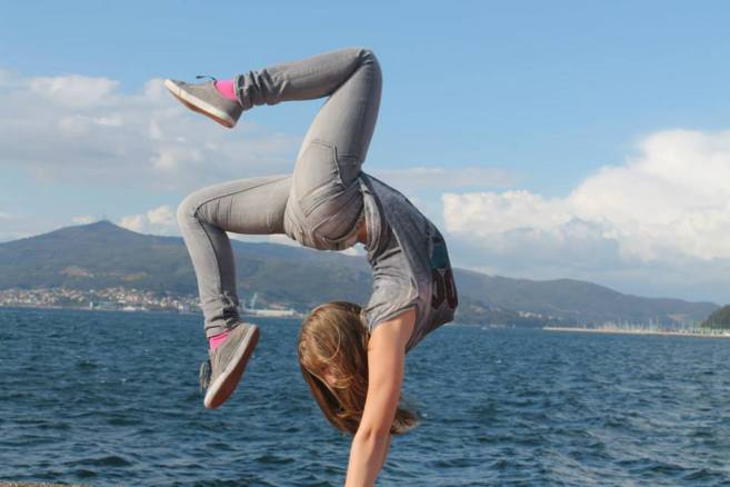 La gimnasta Desirée Vila, de 16 años, haciendo una de sus piruetas...