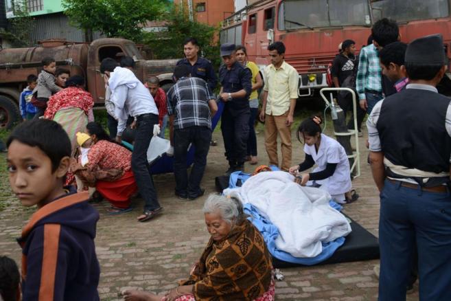 Equipos de rescate nepales trasladan heridos tras el terremoto en...
