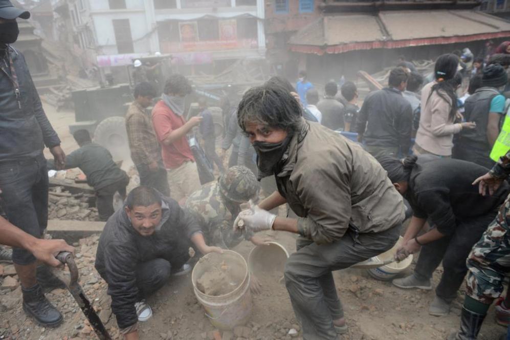 Trabajos de rescate en la palza Dunbar de Katmand.