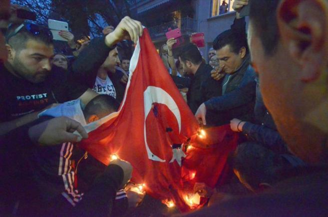 Manifestantes armenios queman banderas turcas en Atenas.