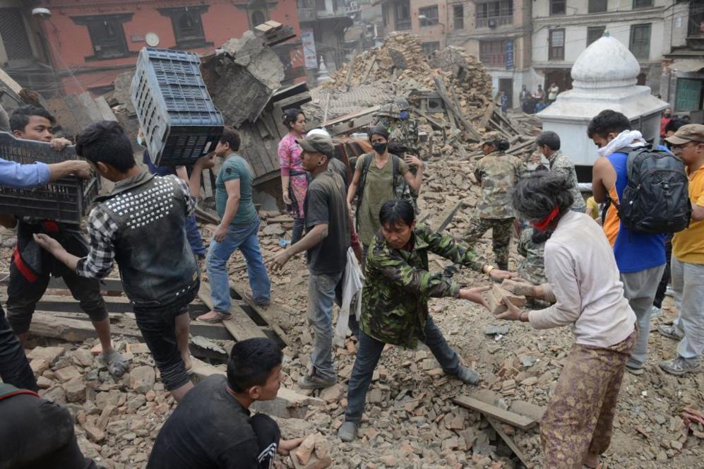 Tareas de rescate en la histrica plaza Durbar de Katmand.