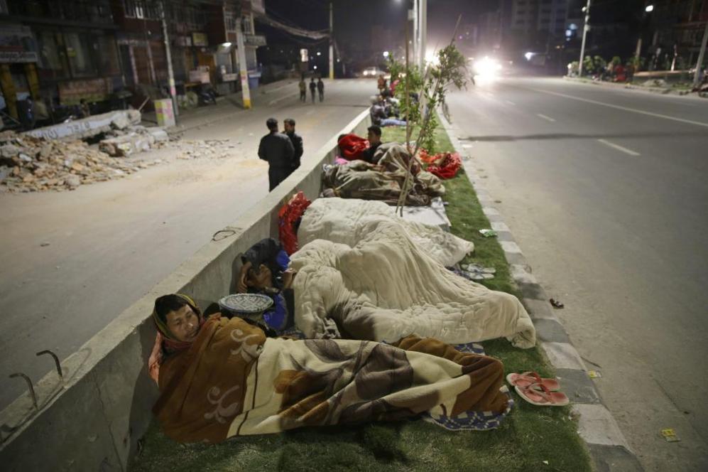 Personas durmiendo en la calle tras los derrumbes