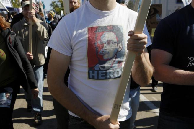 Un manifestante contra la vigilancia masiva en 2013,  lleva una...