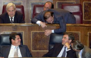 Trillo y Pujalte conversan con Acebes en 2001.