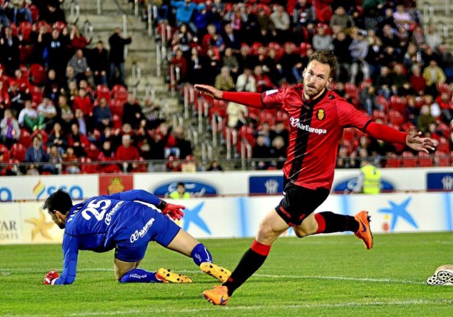 Xisco Jimnez celebra el gol del empate marcado ayer al Tenerife.