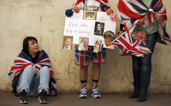 Fans de la familia real británica esperan a las puertas de la...