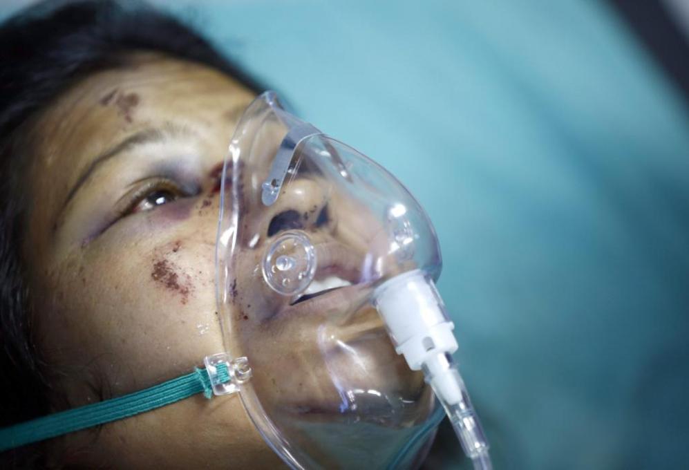 Una mujer herida recibe tratamiento en el Hospital Bir, en Katmand.