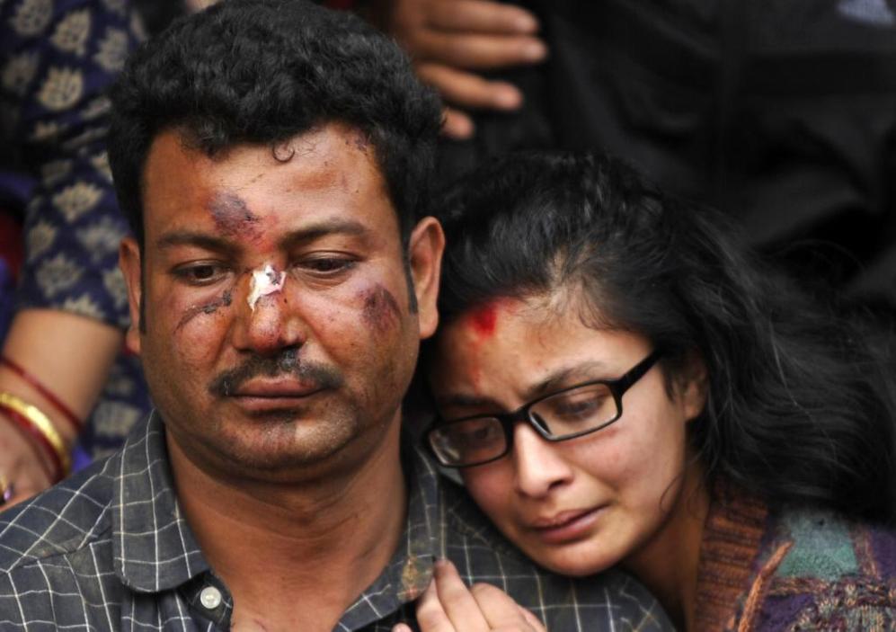 Dos nepales lloran la prdida de un familiar a causa del terremoto.