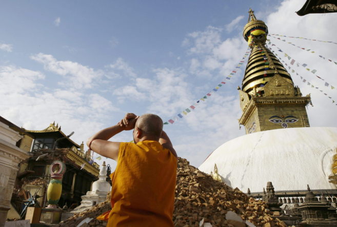 Un monje observa los daos en el templo de Syambhunaath, cercano a...