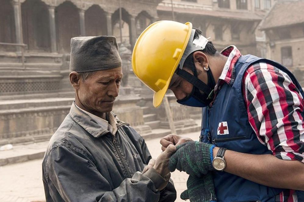 Un sanitario atiende un hombre nepal.