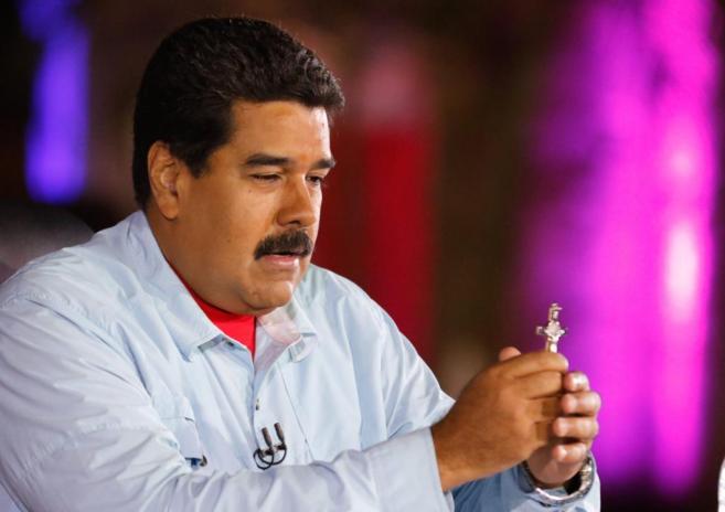El presidente Maduro, con un crucifijo durante su intervencin en su...