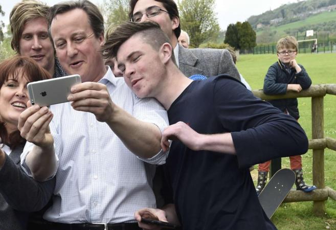 David Cameron se hace un 'selfie' con algunos de sus...