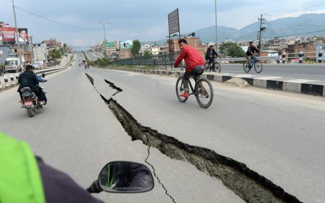 Grieta en una carretera de las afueras de Katmand, tras el terremoto...