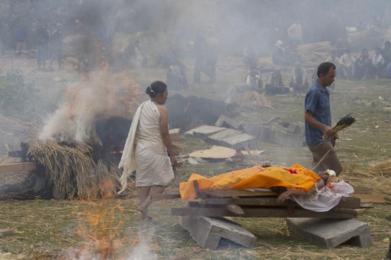 Cadveres de las vctimas son cremados en Katmand.