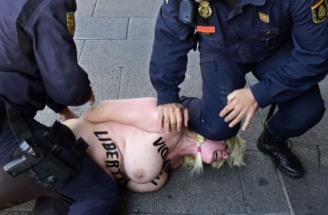 Dos policas inmovilizan a una activista de Femen, el pasado jueves,...