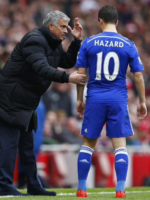 Mourinho conversa con Hazard, durante el partido frente al Arsenal.