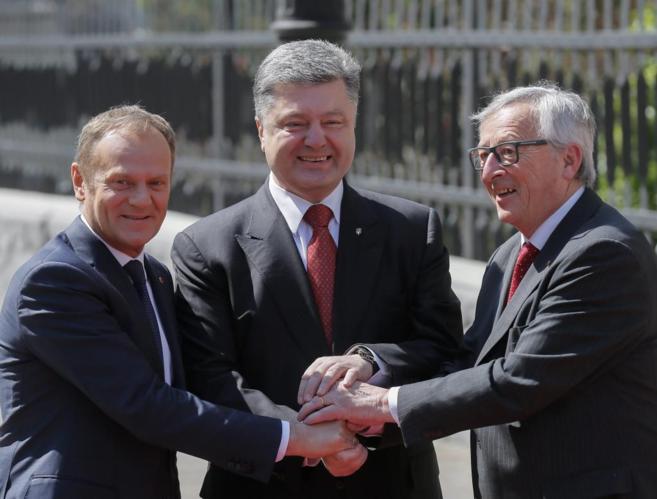 De izquierda a derecha, Tusk, Poroshenko y Juncker, a su llegada a la...