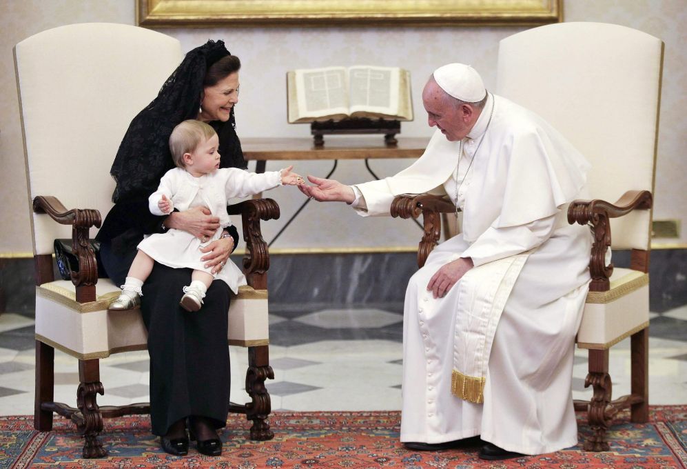 La visita de los 'royals' suecos al Vaticano ha dejado esta tierna...
