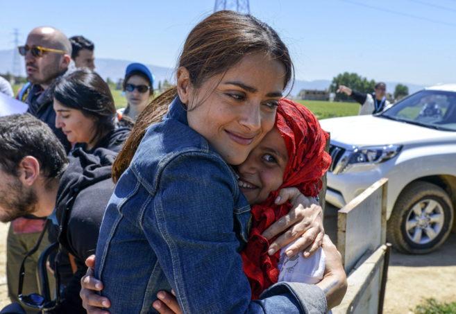 La actriz, en un campo de refugiados.
