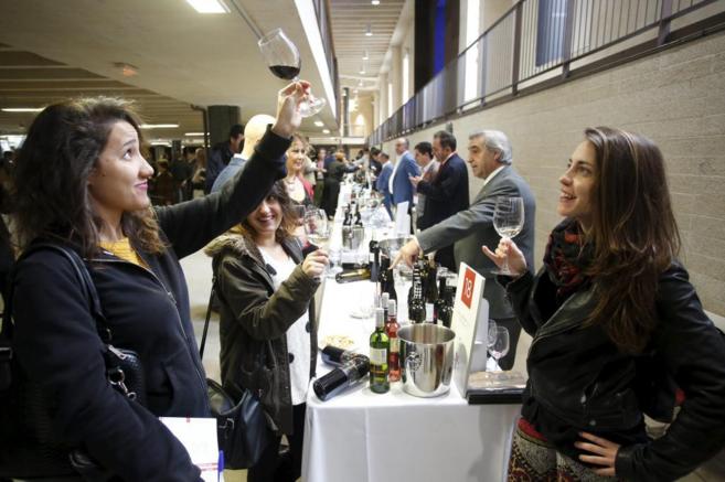 Jóvenes catan vino durante el XVI Salón del Vino de Madrid