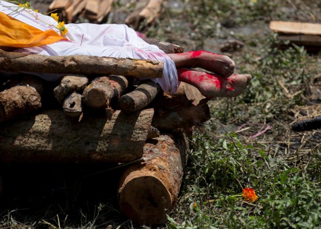 El funeral de una de las vctimas del terremoto, que ser incinerada...