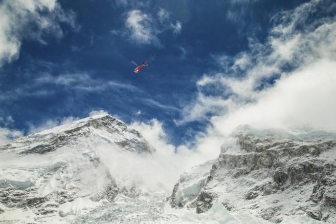 Un helicptero de rescate sobrevuela el campo base del Everest.