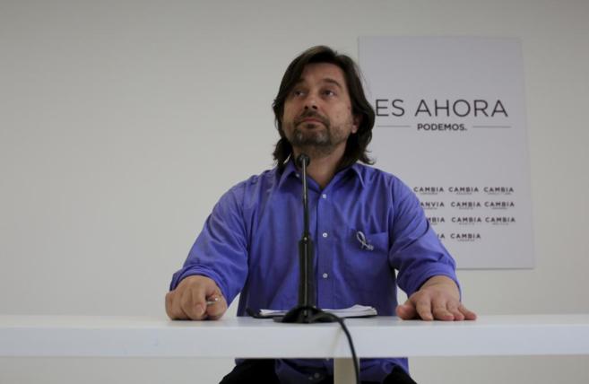 Rafael Mayoral, ayer, en la rueda de prensa en la sede de Podemos.