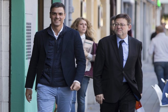 El secretario general del PSOE, Pedro Snchez, pasea con Ximo Puig...