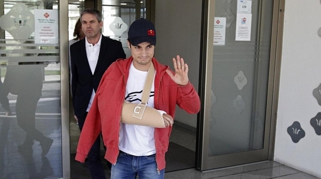Dani Pedrosa a la salida del hospital Nisa (Madrid) tras la operación...