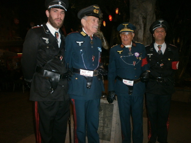 El concejal del PP, segundo por la izquierda, disfrazado de nazi.