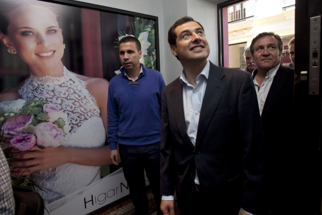 El presidente del PP-A, Juan Manuel Moreno Bonilla, en la visita a...