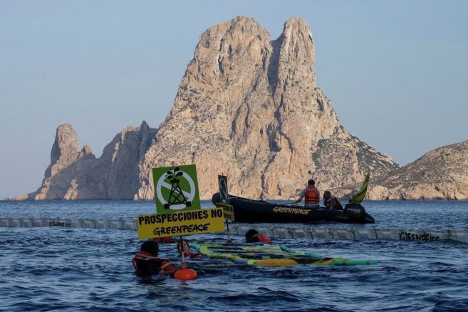 Acto de protesta de Greenpeace frente al islote de Es Vedrá, en aguas...