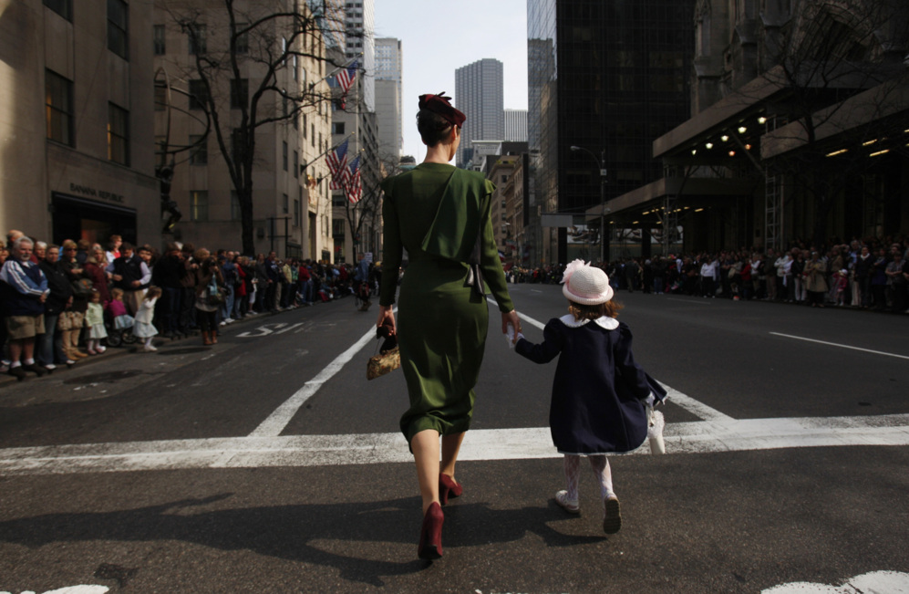 Una madre y su hija desfilan en el Festival de Pascua de Nueva York...