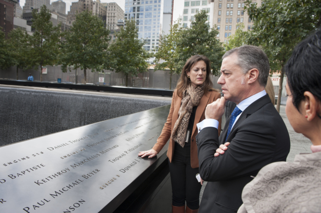 Urkullu ante el Memorial en recuerdo de las vctimas del 11-S durante...