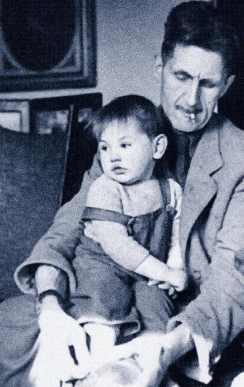 George Orwell, con su hijo en brazos.