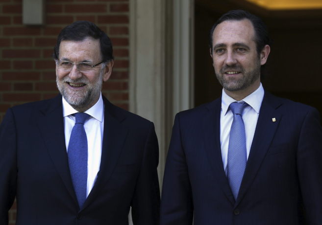 El presidente del Gobierno, Mariano Rajoy, con Jos Ramn Bauz...